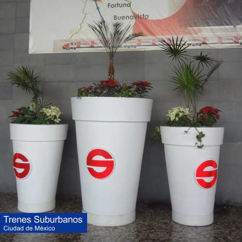 Macetas gigantes con base para montacargas de fibra de vidrio para el Tren Suburbano de Buenavista CDMX